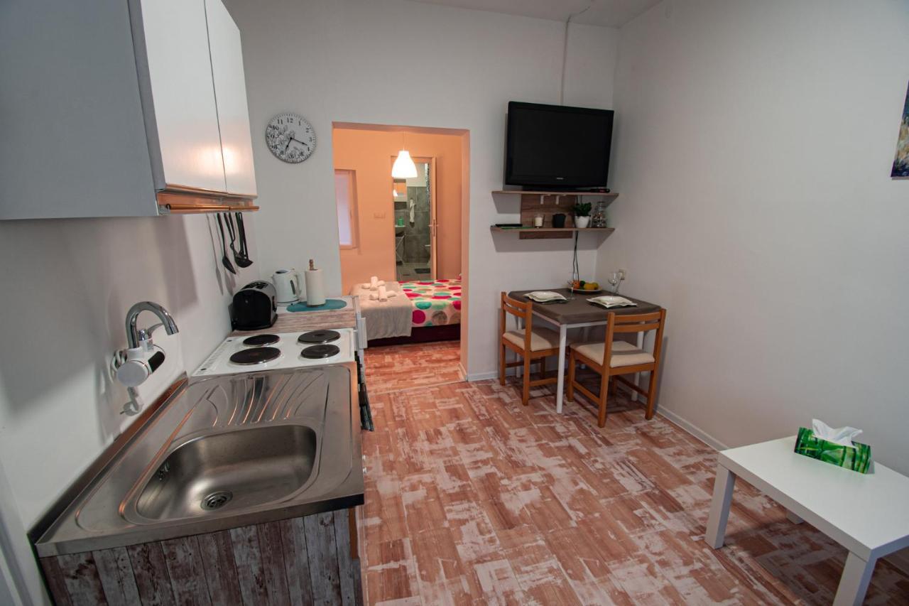 Apartment Ema&Mila Knin Exterior photo